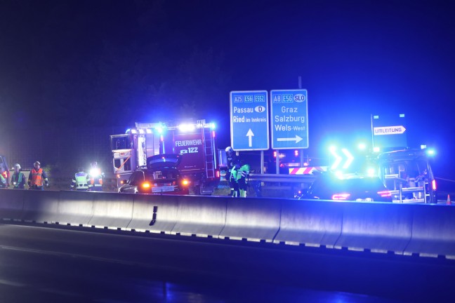 Autobahnsperre nach schwerem Verkehrsunfall auf Welser Autobahn am Knoten Wels in Wels-Oberthan