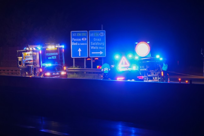 Autobahnsperre nach schwerem Verkehrsunfall auf Welser Autobahn am Knoten Wels in Wels-Oberthan