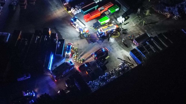 Drei Feuerwehren bei Brand bei einem Entsorgungsunternehmen in Pinsdorf im Einsatz