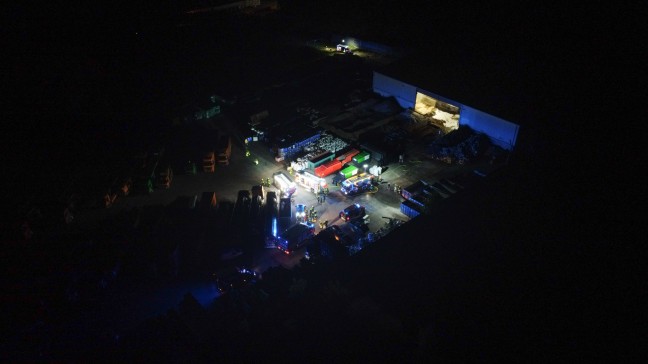 Drei Feuerwehren bei Brand bei einem Entsorgungsunternehmen in Pinsdorf im Einsatz