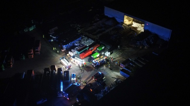 Drei Feuerwehren bei Brand bei einem Entsorgungsunternehmen in Pinsdorf im Einsatz
