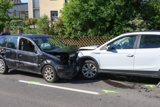 Drei Verletzte: Missgl�cktes �berholman�ver in Buchkirchen endet mit Frontalcrash zweier PKW