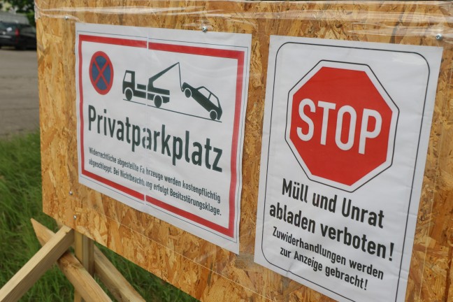 Schrottautos abgestellt: Illegale M�llablagerungen auf Parkplatz in Wels-Pernau vorerst beseitigt