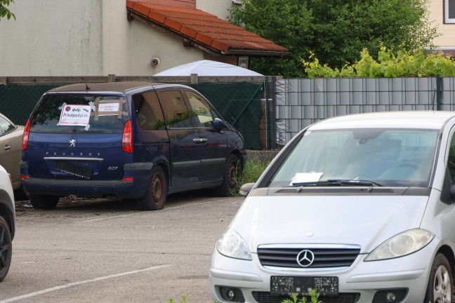 Schrottautos abgestellt: Illegale M�llablagerungen auf Parkplatz in Wels-Pernau vorerst beseitigt