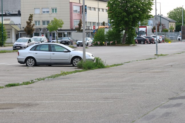 Schrottautos abgestellt: Illegale M�llablagerungen auf Parkplatz in Wels-Pernau vorerst beseitigt