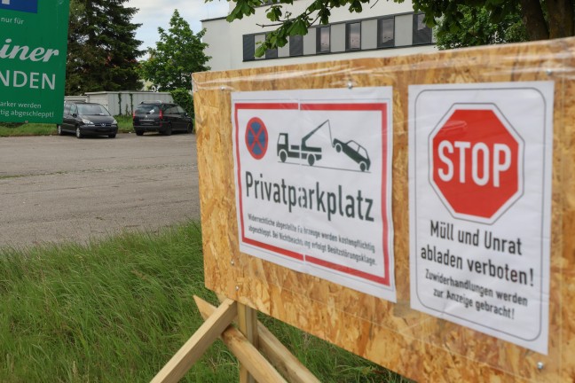 Schrottautos abgestellt: Illegale M�llablagerungen auf Parkplatz in Wels-Pernau vorerst beseitigt