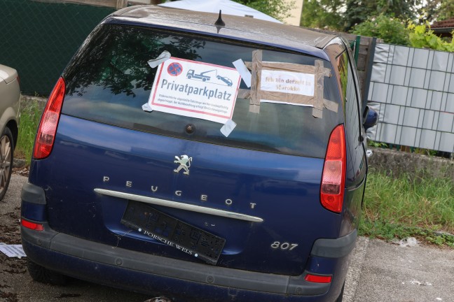 Schrottautos abgestellt: Illegale M�llablagerungen auf Parkplatz in Wels-Pernau vorerst beseitigt