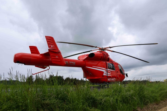 LKW umgest�rzt: Notarzthubschrauber nach schwerem Verkehrsunfall in Auerbach im Einsatz