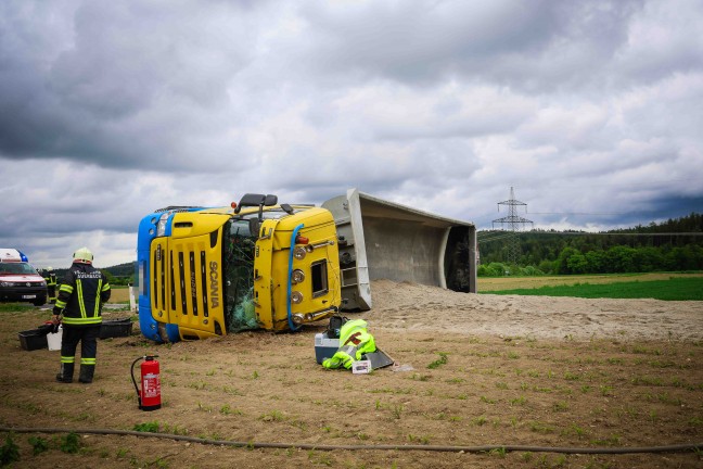 LKW umgest�rzt: Notarzthubschrauber nach schwerem Verkehrsunfall in Auerbach im Einsatz