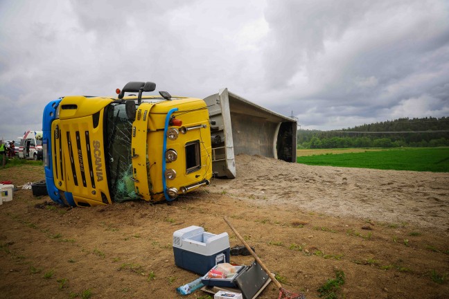 LKW umgest�rzt: Notarzthubschrauber nach schwerem Verkehrsunfall in Auerbach im Einsatz