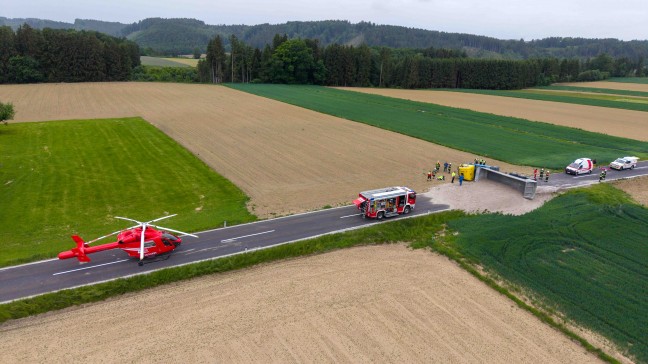 LKW umgest�rzt: Notarzthubschrauber nach schwerem Verkehrsunfall in Auerbach im Einsatz