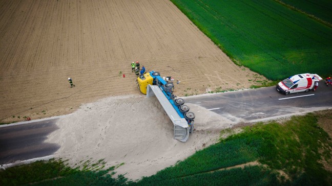 LKW umgest�rzt: Notarzthubschrauber nach schwerem Verkehrsunfall in Auerbach im Einsatz