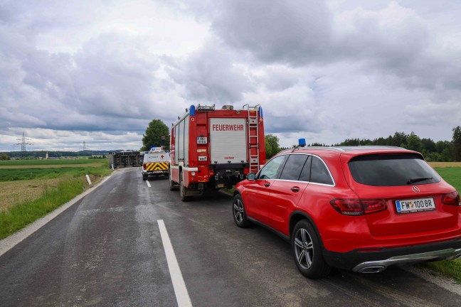 LKW umgest�rzt: Notarzthubschrauber nach schwerem Verkehrsunfall in Auerbach im Einsatz