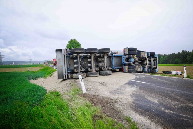 LKW umgest�rzt: Notarzthubschrauber nach schwerem Verkehrsunfall in Auerbach im Einsatz