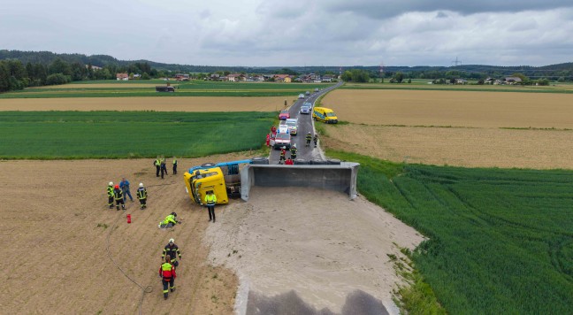 LKW umgest�rzt: Notarzthubschrauber nach schwerem Verkehrsunfall in Auerbach im Einsatz