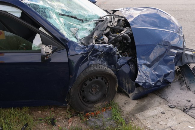 Schwer verletzt: Heftiger Kreuzungscrash zwischen PKW und Transporter in Taiskirchen im Innkreis