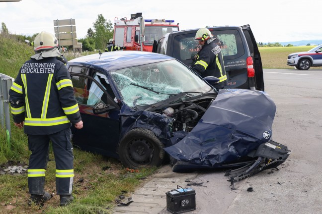 Schwer verletzt: Heftiger Kreuzungscrash zwischen PKW und Transporter in Taiskirchen im Innkreis