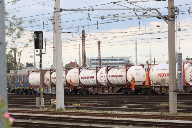 Gefahrstoffeinsatz: Einsatz der Feuerwehr bei Kesselwaggon am Verschiebebahnhof in Wels-Puchberg