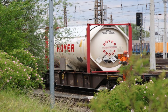 Gefahrstoffeinsatz: Einsatz der Feuerwehr bei Kesselwaggon am Verschiebebahnhof in Wels-Puchberg