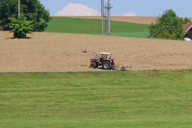 Traktor verunfallt: Einsatzkr�fte zu Personenrettung nach Neukirchen am Walde alarmiert