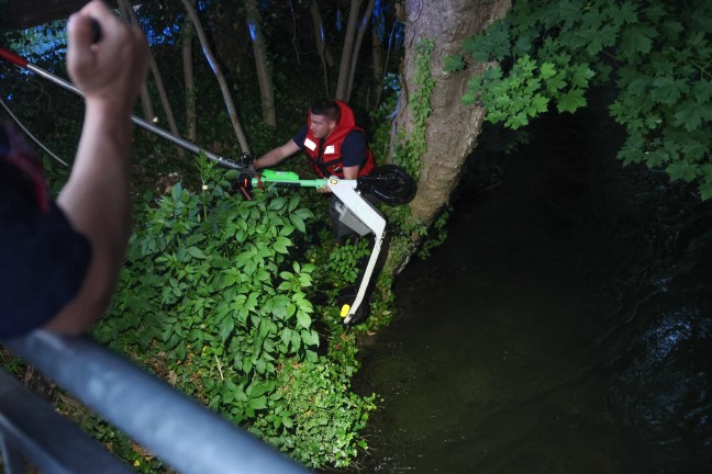 E-Scooter: Feuerwehr in Wels-Lichtenegg bei Bergung eines Leihscooters aus dem M�hlbach im Einsatz