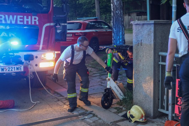 E-Scooter: Feuerwehr in Wels-Lichtenegg bei Bergung eines Leihscooters aus dem M�hlbach im Einsatz