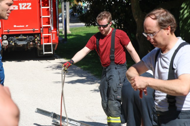Taucher der Feuerwehr bei Bergung eines Kennzeichens aus dem M�hlbach in Wels-Innenstadt im Einsatz