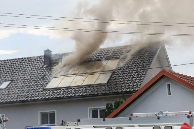 Sieben Feuerwehren bei Dachstuhlbrand an einem Wohnhaus in Waizenkirchen im Einsatz