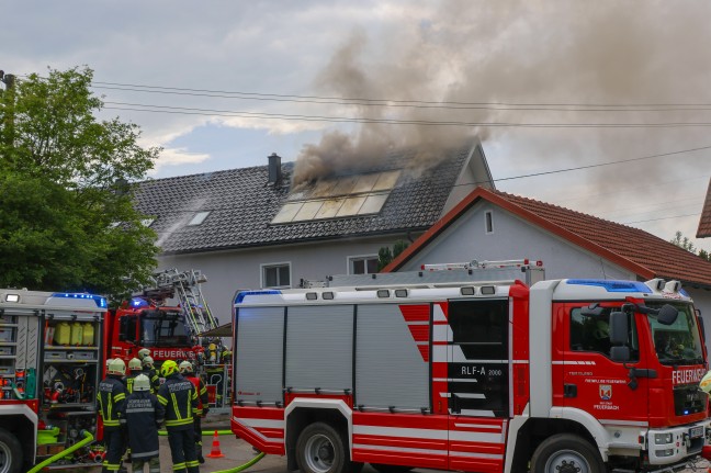 Sieben Feuerwehren bei Dachstuhlbrand an einem Wohnhaus in Waizenkirchen im Einsatz