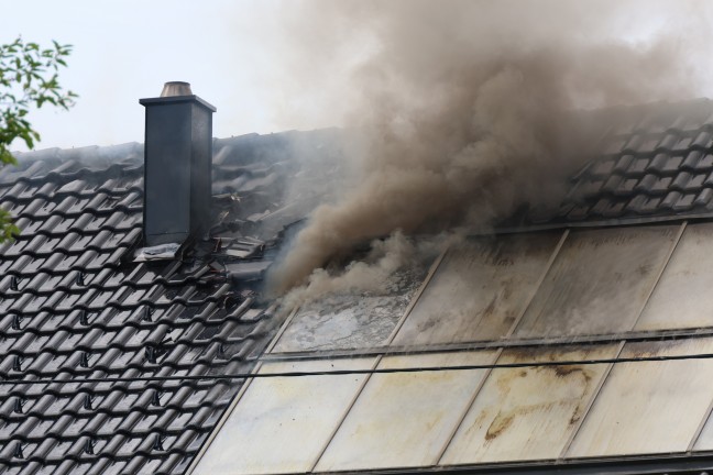 Sieben Feuerwehren bei Dachstuhlbrand an einem Wohnhaus in Waizenkirchen im Einsatz