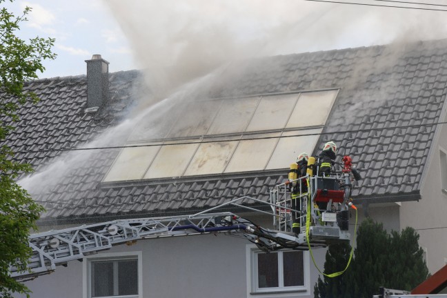 Sieben Feuerwehren bei Dachstuhlbrand an einem Wohnhaus in Waizenkirchen im Einsatz