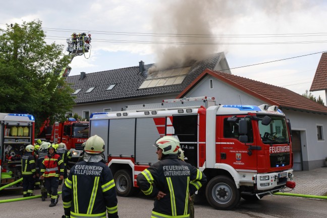 Sieben Feuerwehren bei Dachstuhlbrand an einem Wohnhaus in Waizenkirchen im Einsatz