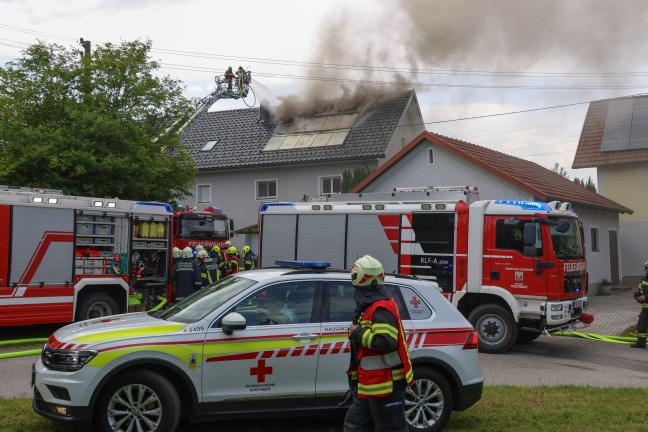 Sieben Feuerwehren bei Dachstuhlbrand an einem Wohnhaus in Waizenkirchen im Einsatz