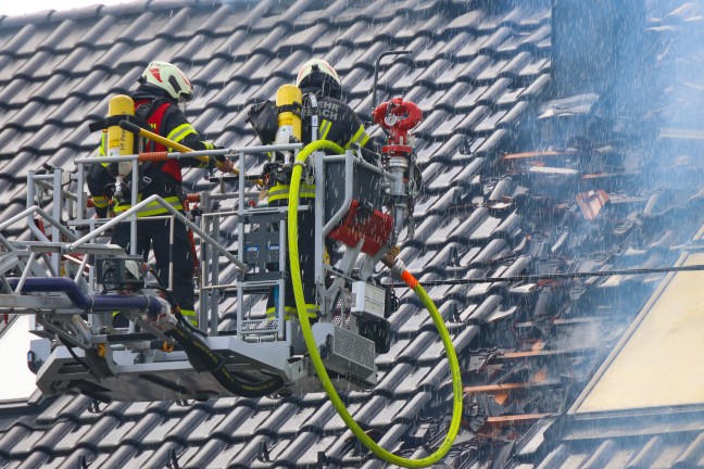 Sieben Feuerwehren bei Dachstuhlbrand an einem Wohnhaus in Waizenkirchen im Einsatz