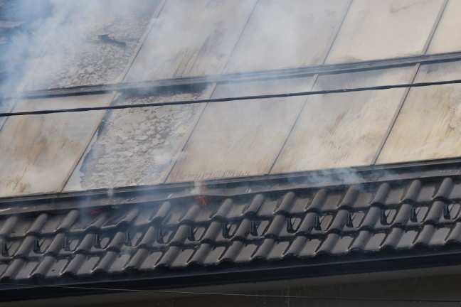Sieben Feuerwehren bei Dachstuhlbrand an einem Wohnhaus in Waizenkirchen im Einsatz