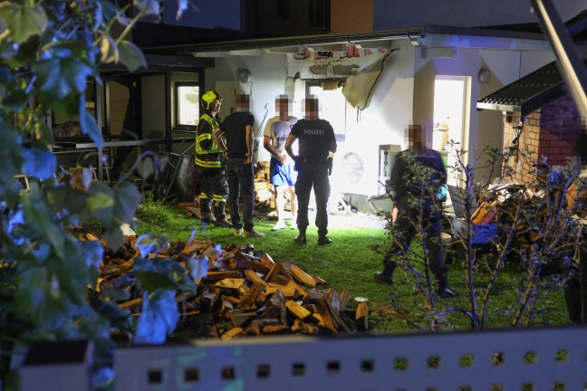 Feuer im Garten eines Wohnhauses in Gunskirchen drohte auf Garage �berzugreifen