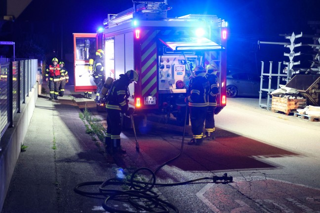 Feuer im Garten eines Wohnhauses in Gunskirchen drohte auf Garage �berzugreifen
