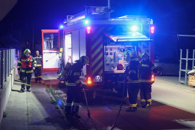 Feuer im Garten eines Wohnhauses in Gunskirchen drohte auf Garage �berzugreifen