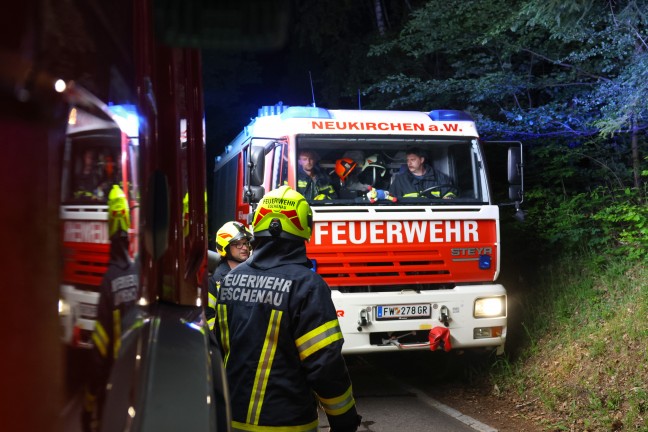 Auto�berschlag:  PKW bei Verkehrsunfall in Eschenau im Hausruckkreis in steiles Waldst�ck abgest�rzt