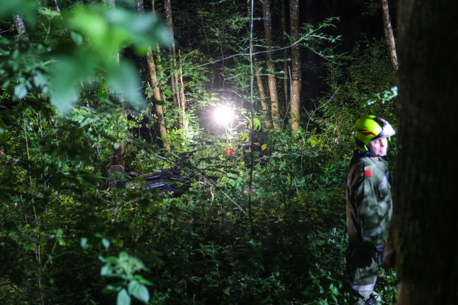 Auto�berschlag:  PKW bei Verkehrsunfall in Eschenau im Hausruckkreis in steiles Waldst�ck abgest�rzt