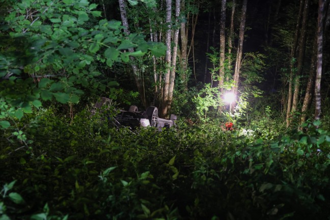 Auto�berschlag:  PKW bei Verkehrsunfall in Eschenau im Hausruckkreis in steiles Waldst�ck abgest�rzt