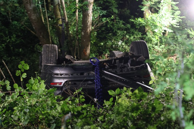 Auto�berschlag:  PKW bei Verkehrsunfall in Eschenau im Hausruckkreis in steiles Waldst�ck abgest�rzt