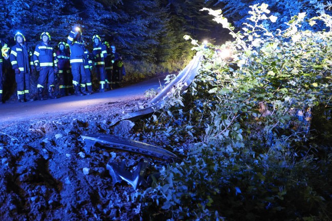 Auto�berschlag:  PKW bei Verkehrsunfall in Eschenau im Hausruckkreis in steiles Waldst�ck abgest�rzt