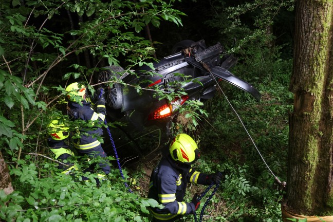 Auto�berschlag:  PKW bei Verkehrsunfall in Eschenau im Hausruckkreis in steiles Waldst�ck abgest�rzt