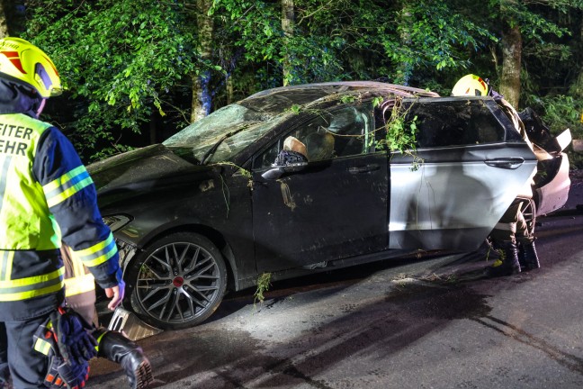 Auto�berschlag:  PKW bei Verkehrsunfall in Eschenau im Hausruckkreis in steiles Waldst�ck abgest�rzt