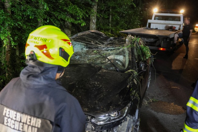 Auto�berschlag:  PKW bei Verkehrsunfall in Eschenau im Hausruckkreis in steiles Waldst�ck abgest�rzt