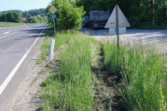 Schwerer Kreuzungscrash zwischen PKW und LKW auf Voralpenstra�e in Sierning