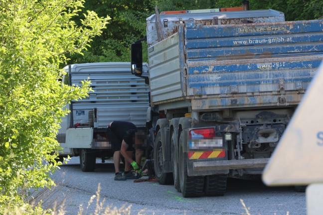 Schwerer Kreuzungscrash zwischen PKW und LKW auf Voralpenstra�e in Sierning