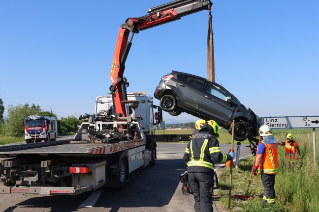 Schwerer Kreuzungscrash zwischen PKW und LKW auf Voralpenstra�e in Sierning