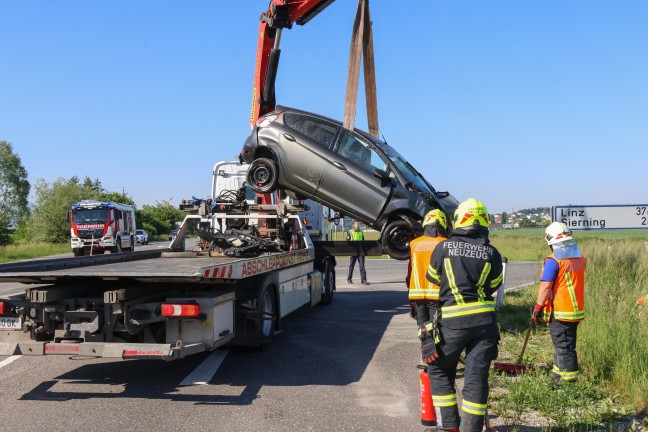 Schwerer Kreuzungscrash zwischen PKW und LKW auf Voralpenstra�e in Sierning